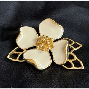 Vintage Trifari Dogwood Flower Brooch Pin Gold Tone & Cream Enamel 2"x1.5"